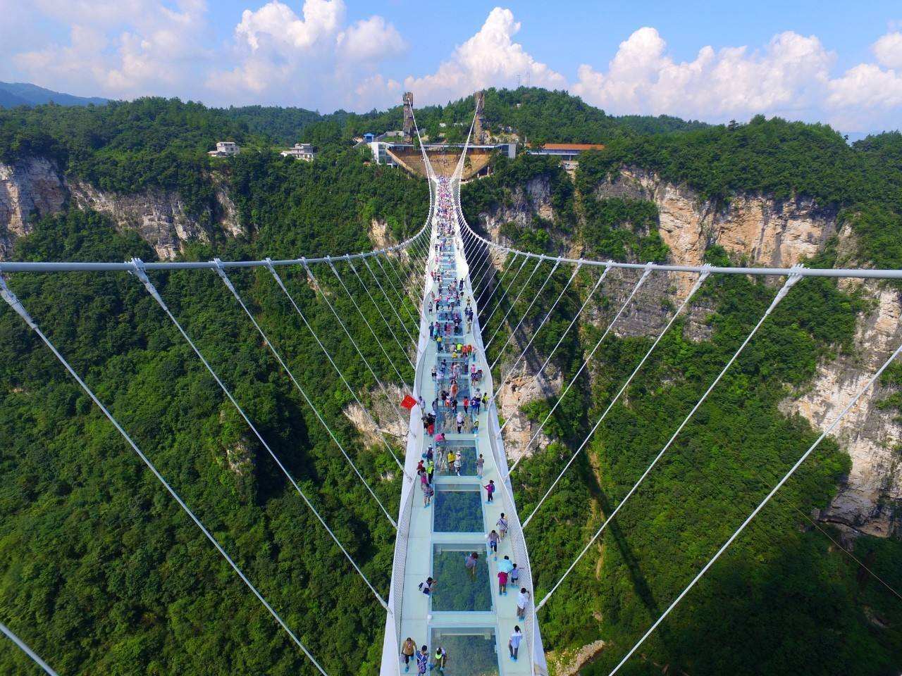 長(zhǎng)沙、張家界國(guó)家森林公園、大峽谷玻璃橋、芙蓉鎮(zhèn)、墨戎苗寨、鳳凰古城雙高鐵4天游